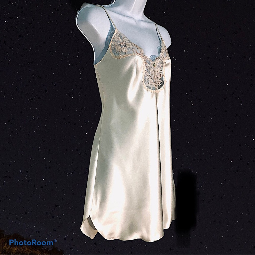 VTG NOS VICTORIA’s SECRET CHEMISE IVORY SATIN w/SHEER LACE EMBROIDERED BODICE SM